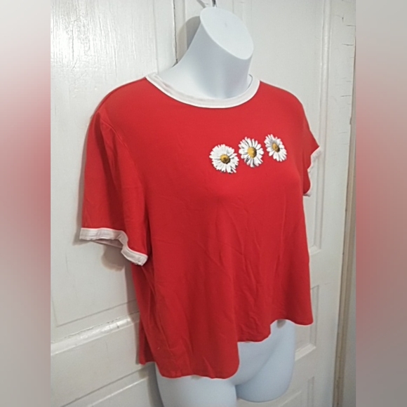 🛍️ BUNDLE ONLY 🛍️Sporty Red and White Relaxed Crop T-Shirt - Picture 2 of 5